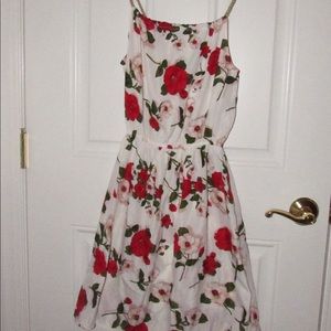 Knee-high dress with pink and red flowers